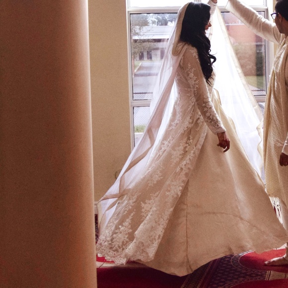 Romantic White & Ivory Satin and Lace Gown Bridal Wedding Dress Partywear - Picture 5 of 8